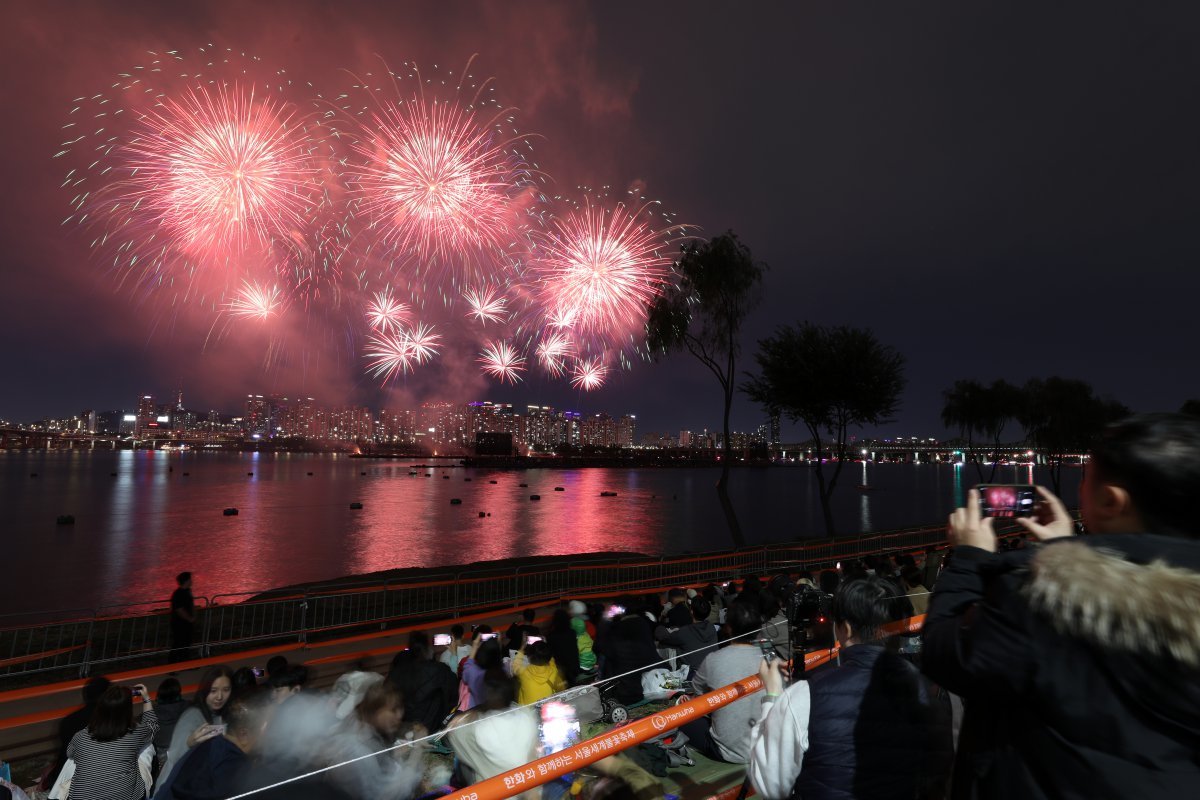 7일 오후 서울 여의도 한강공원 일대에서 열린 ‘2023 서울세계불꽃축제’에서 중국팀의 불꽃이 밤하늘을 수놓고 있다. 2023.10.07. 서울=뉴시스