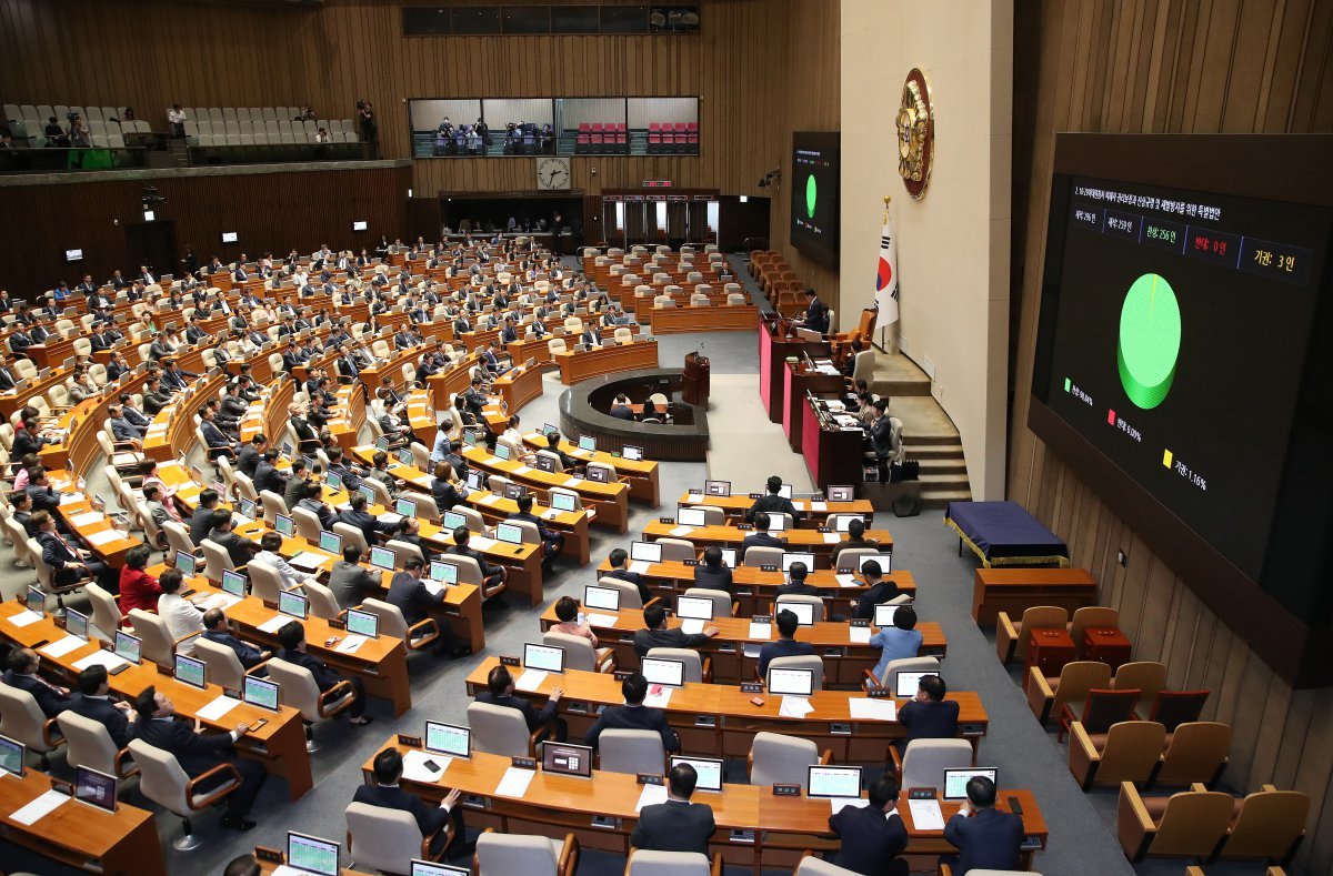 2일 서울 여의도 국회에서 열린 제414회국회(임시회) 제1차 본회의에서 10·29 이태원 참사 피해자 권리 보장과 진상규명 및 재발 방지를 위한 특별법이 가결되고 있다. 2024.5.2/뉴스1