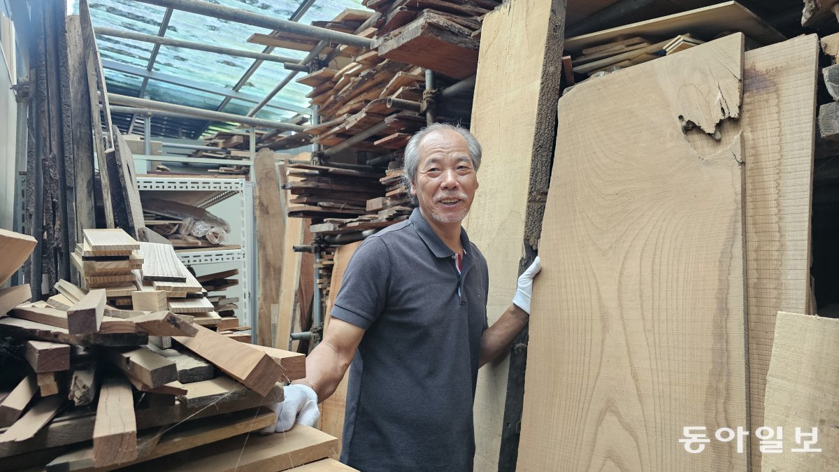 A traditional Korean intangible cultural heritage, Somokjang, a traditional Korean woodworking instructor, explains the characteristics of wood in a warehouse. Reporter Kim Seon-mi, Yongin, kimsunmi@donga.com