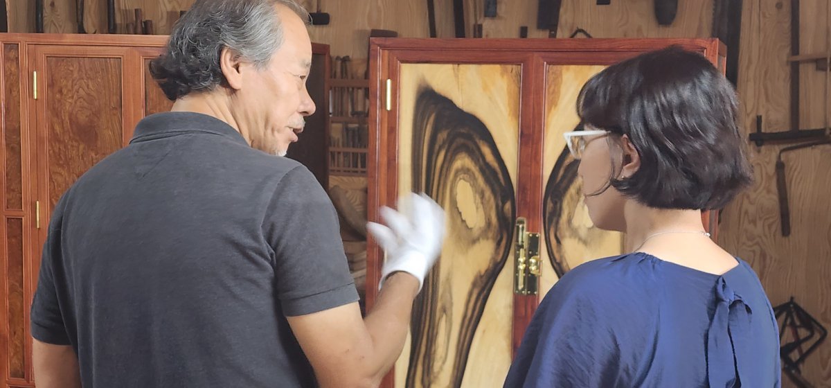 Cho Hwa-shin, a traditional Korean intangible cultural heritage preservation educator, explains the persimmon tree grove to a reporter.