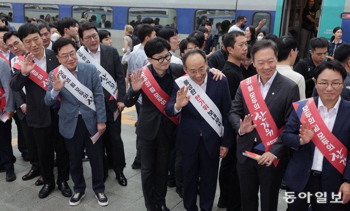 與, 경부선 귀성인사 “꼬인 실 풀겠다”
추석 연휴를 하루 앞둔 13일 국민의힘 한동훈 대표(가운데)와 추경호 원내대표 등 국민의힘 의원들이 서울역에서 귀성객들에게 추석 인사를 하고 있다. 한 대표는 이날 시민들에게 나눠준 팸플릿에서 “국민의 눈높이에서 꼬인 실을 풀어갈 수 있는 해결책을 마련하겠다”는 인사를 전했다. 장승윤 기자 tomato99@donga.com