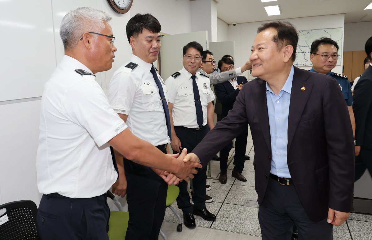 이상민 행정안전부 장관이 13일 오후 경기 용인 소재 고속도로순찰대 1지구대를 방문해 추석 명절 교통관리 대책 등을 점검하고 근무자들을 격려하고 있다.(사진=행정안전부 제공) 2024.09.13