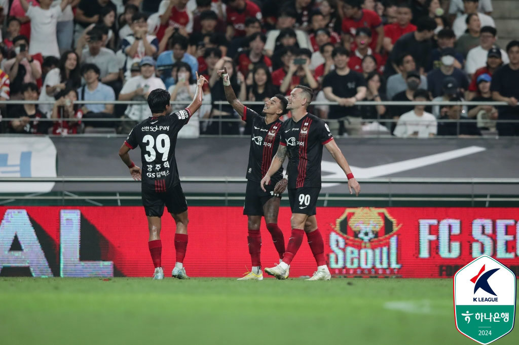 24일 오후 서울 마포구 서울월드컵경기장에서 열린 프로축구 ‘2024 K리그1’ FC 서울과 강원 FC의 경기, 서울 린가드가 팀의 두 번째 골을 기록한 후 세리머니를 하고 있다. (사진=한국프로축구연맹 제공) 2024.08.24.