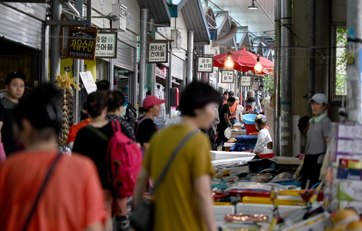 추석 명절을 앞둔 11일 오후 광주 광산구 비아5일시장에서 손님들이 장을 보고 있다. 2024.09.11. [광주=뉴시스]