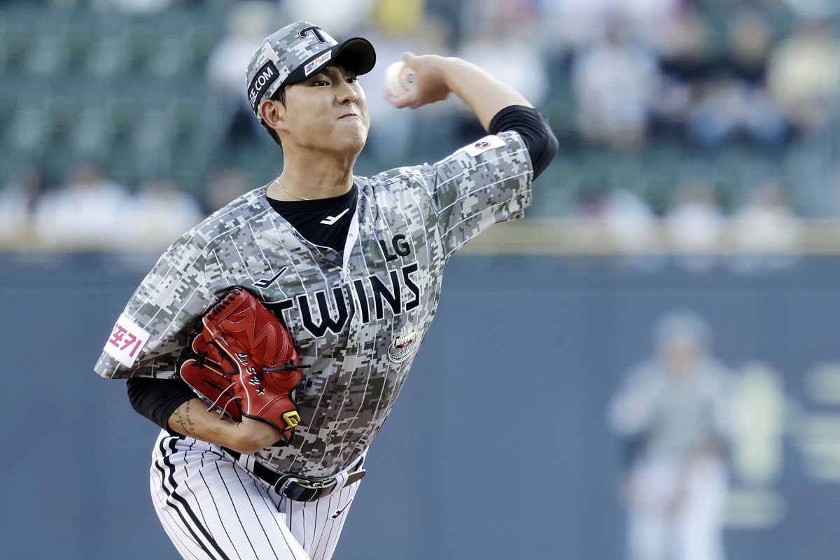 27일 서울 잠실야구장에서 열린 20204 KBO 리그 LG 트윈스 대 삼성 라이온즈의 경기, LG 선발 이상영이 공을 던지고 있다. 2024.06.27. [서울=뉴시스]