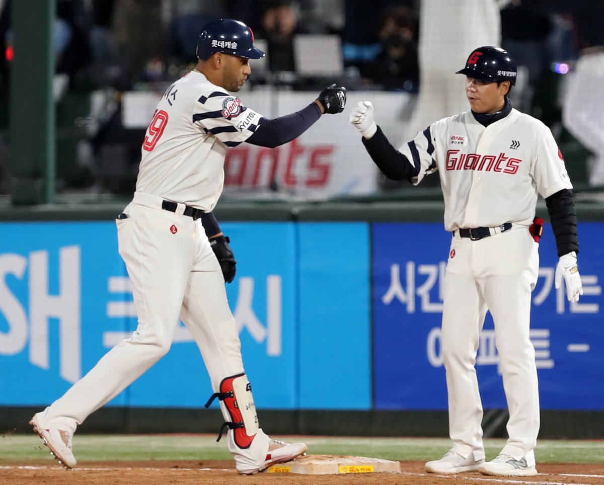 8일 오후 부산 사직야구장에서 열린 ‘2024 신한 SOL 뱅크 KBO리그’ 롯데 자이언츠와 한화 이글스의 경기, 5회말 2사 주자 2루 상황 롯데 레이예스가 1타점 적시타를 친 뒤 기뻐하고 있다. 2024.5.8 뉴스1