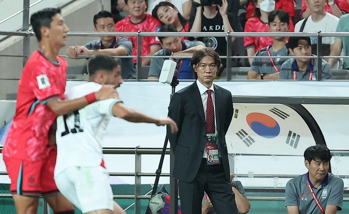 On the afternoon of the 5th, at the Seoul World Cup Stadium in Mapo-gu, Seoul, the 2026 FIFA World Cup North and Central America Asia 3rd qualifying round Group B match between South Korea and Palestine took place. Hong Myung-bo, head coach of the national soccer team, is watching the match. News 1