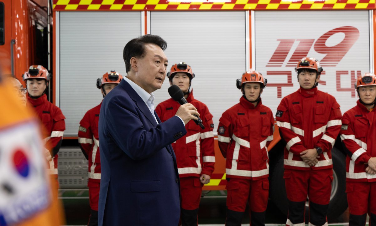 윤석열 대통령이 추석 명절 연휴인 15일 서울 강서소방서를 찾아 소방대원들을 격려하며 발언하고 있다. (사진=대통령실 제공) 2024.09.15.[서울=뉴시스]