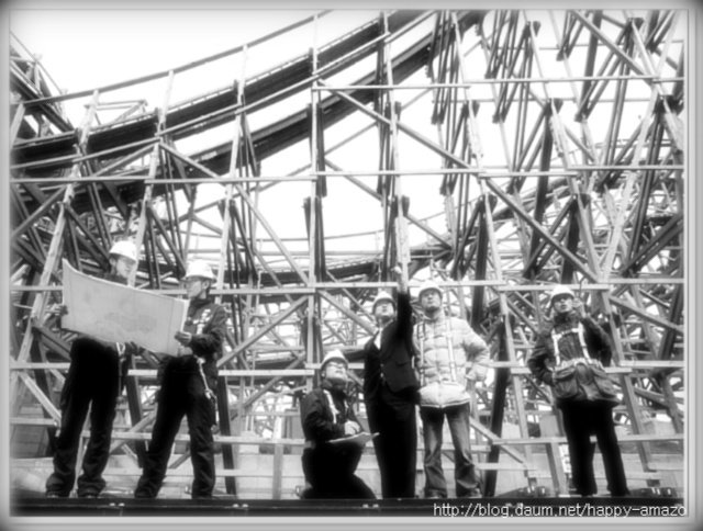 Everland employees taking a commemorative photo in front of the T Express structure, which is nearing the final stages of construction. Courtesy of Executive Director Kim Hwan-tae.