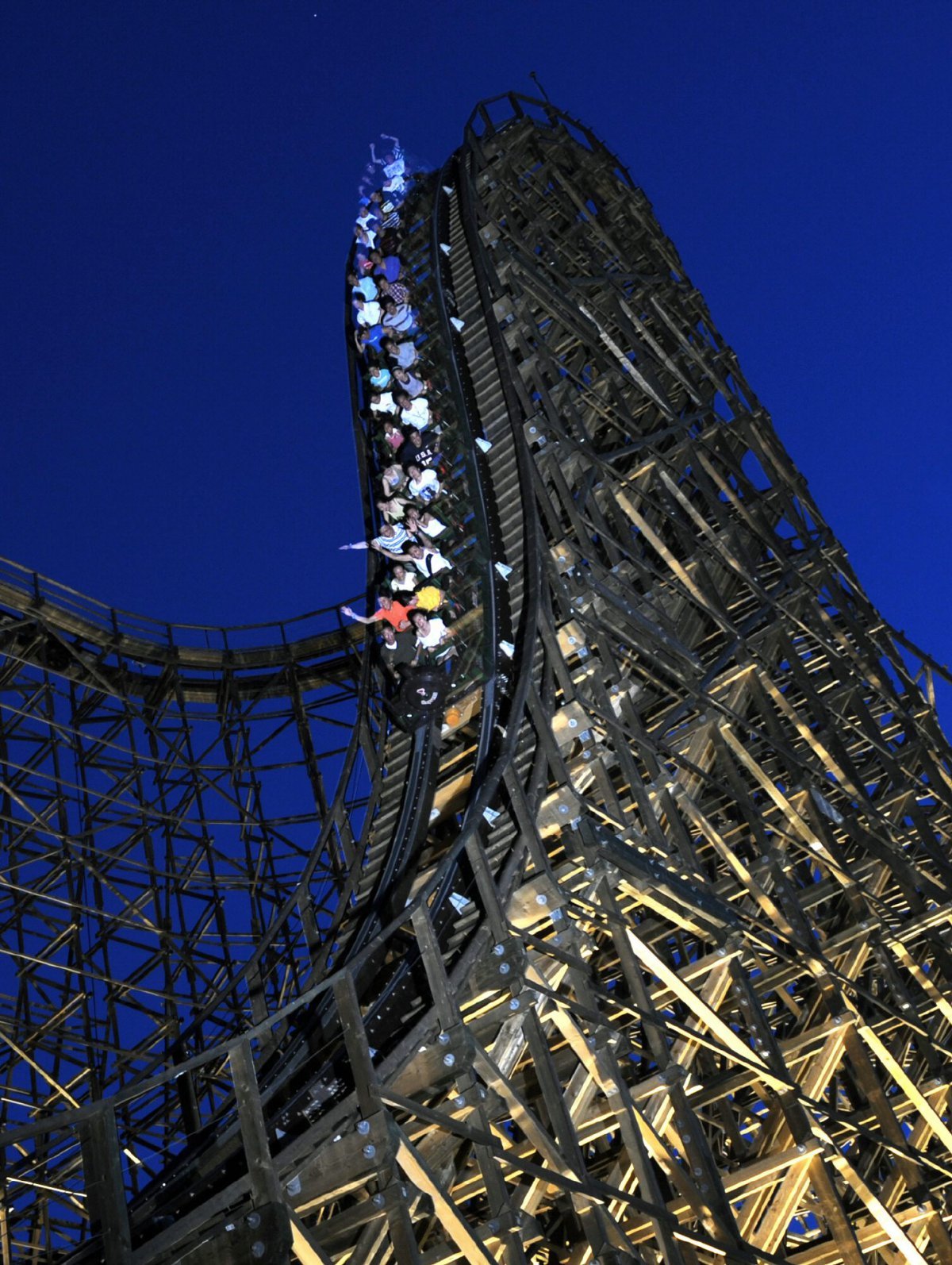 Everland T Express descends the first drop section. Courtesy of Everland.