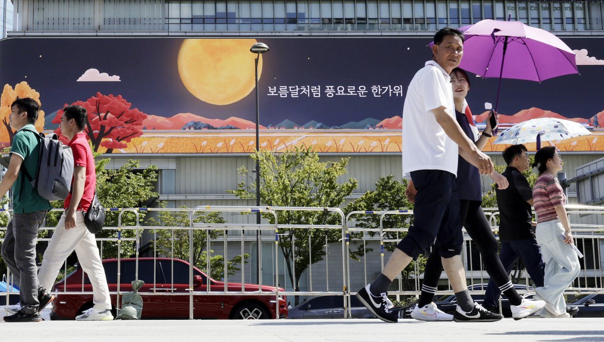 추석 연휴 폭염이 이어지고 있는 16일 서울 광화문 광장에서 외국인들이 뜨거운 햇살에 양산을 쓰고 걷고 있다. 2024.09.16. 서울=뉴시스