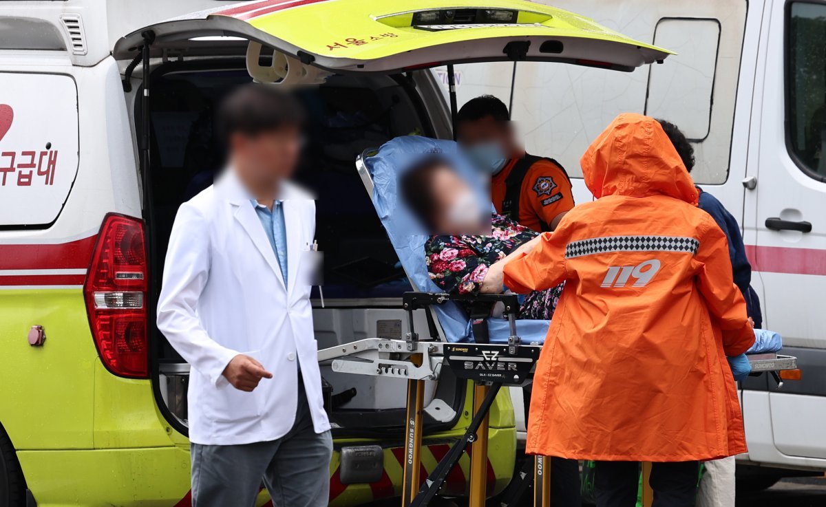 한 대형병원에서 구급대원이 환자를 응급실로 이송하고 있다. 2024.9.13/뉴스1