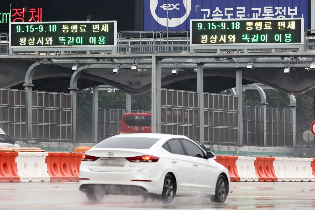 추석 명절 연휴가 시작된 13일 오후 경기 성남 서울톨게이트 전광판에 명절 연휴기간 15일부터 18일까지 통행료를 면제한다는 안내문이 표시되고 있다. 2024.9.13/뉴스1