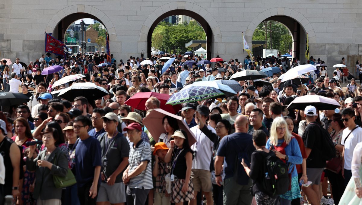 추석을 하루 앞둔 16일 오전 서울 경복궁이 나들이 나온 시민과 관광객들로 북적이고 있다. 국가유산청 궁능유적본부는 추석을 맞아 오는 18일까지 4대궁과 종묘, 조선왕릉을 휴무일 없이 무료로 개방한다. 2024.9.16/뉴스1