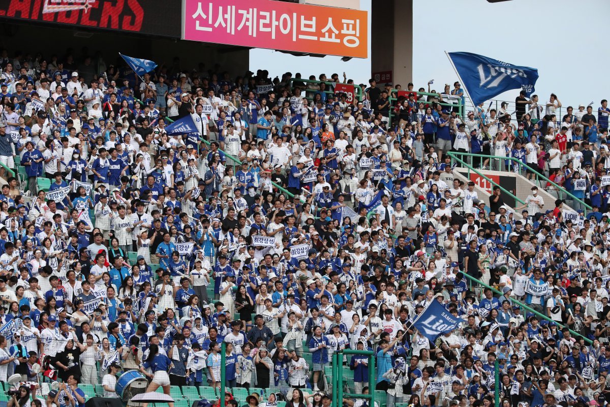 프로야구가 사상 첫 천만 관중을 달성한 15일 오후 인천 SSG랜더스필드에서 열린 프로야구 ‘2024 신한 SOL 뱅크 KBO리그’ SSG 랜더스와 삼성 라이온즈의 경기를 찾은 야구팬들이 응원을 펼치고 있다. 2024.9.15/뉴스1