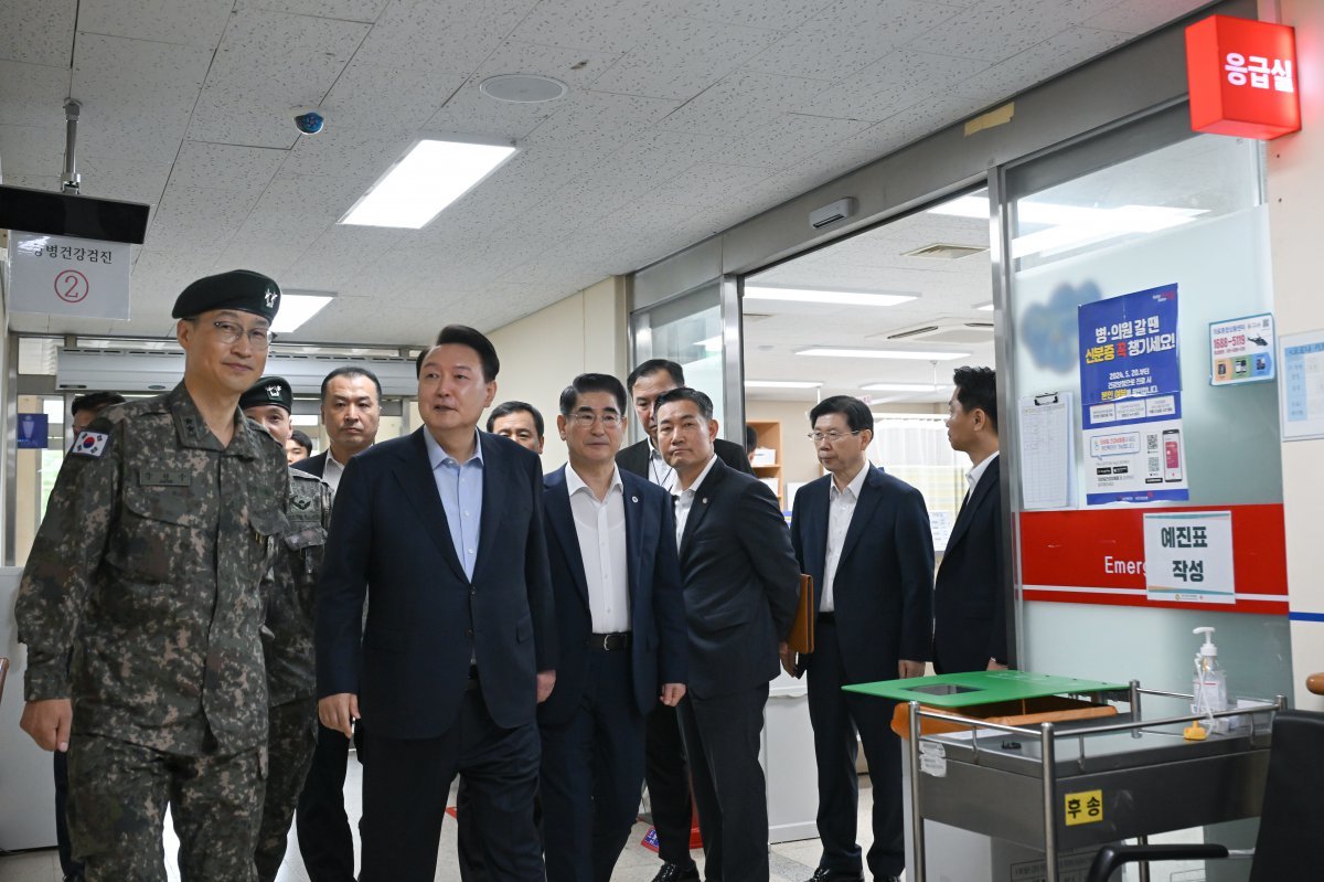 윤석열 대통령이 17일 강원 육군15사단 의무대대 응급실을 방문해 군의 민간의료지원 현장을 살피고 있다. (대통령실 제공) 2024.9.17