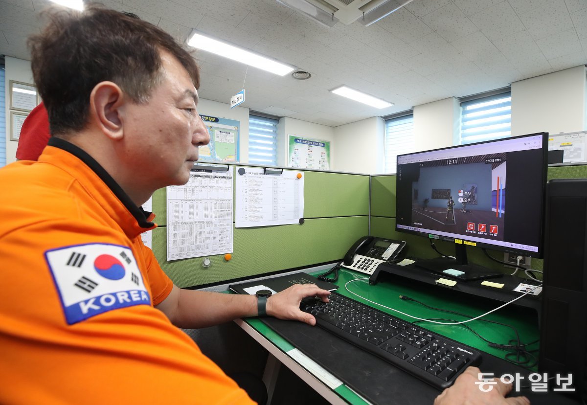 대전시는 디지털 트윈(가상모형) 기술을 활용한 실감형 소방 안전 훈련을 실시한다고 18일 밝혔다. 11일 대전 서부소방서 소속 소방관이 프로그램에 접속해 건물 구조를 익히고 불을 끄는 모습. 김태영 기자 live@donga.com