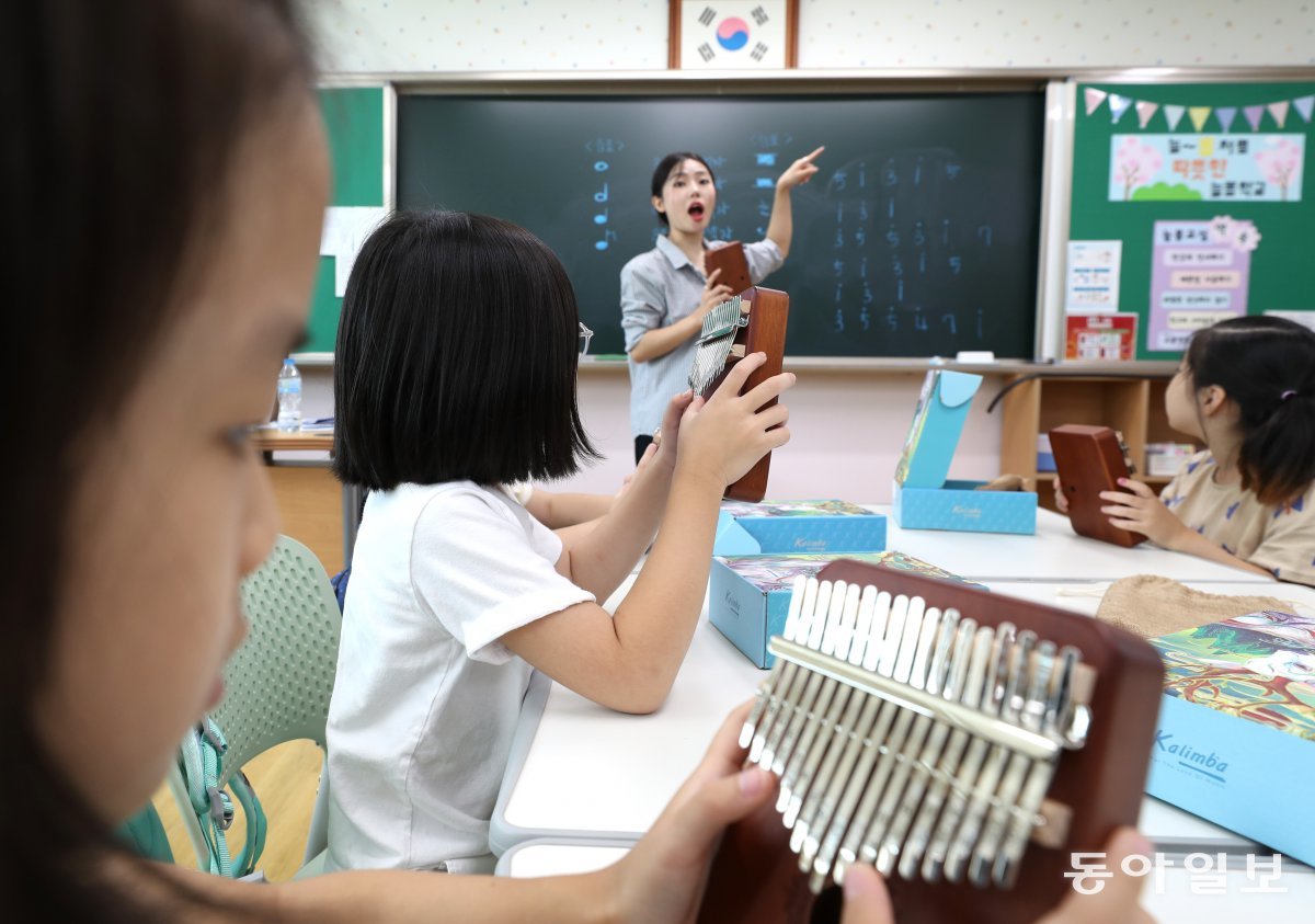 9일 대구 달성군 다사초 1학년 학생들이 늘봄교실에서 칼림바를 연주하고 있다. 수업은 대구가톨릭대 교수들이 개발한 음악놀이 프로그램을 통해 진행됐다. 현재 다사초 1학년 학생 중 87.7%가 늘봄학교에 참여하고 있다. 달성=변영욱 기자 cut@donga.com