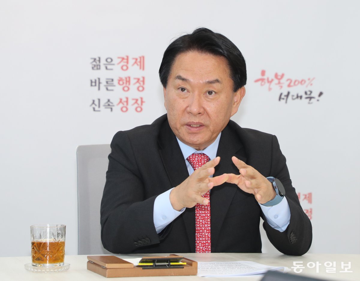 이성헌 서울 서대문구청장이 3일 서대문구청 집무실에서 경의선 지하화 추진 방안 등을 설명하고 있다. 
김동주 기자 zoo@donga.com