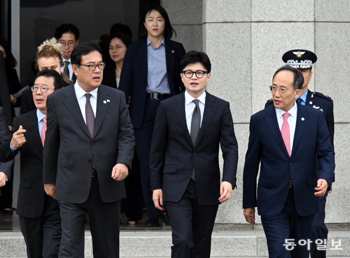 정진석 비서실장, 한동훈 국민의힘 대표, 추경호 원내대표가 9일 경기 성남시 서울공항에서 2박4일 체코 순방을 위해 공군 1호기로 출국하는 윤석열 대통령과 김건희 여사를 배웅하기 위해 이동하고 있다. 성남=송은석 기자 silverstone@donga.com