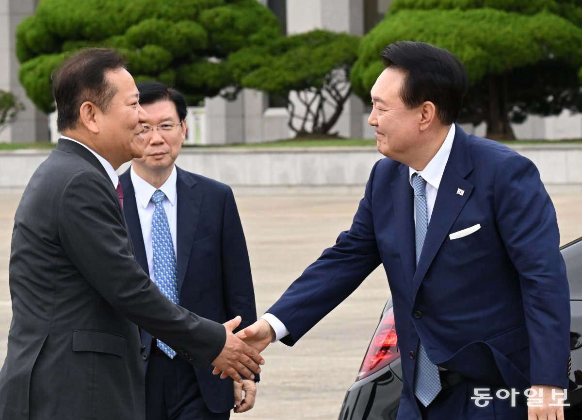 윤석열 대통령이 19일 경기 성남시 서울공항에서 2박4일 체코 순방을 위해 공군 1호기에 탑승하기 전 이상민 행정안전부 장관과 악수를 하고 있다. 성남=송은석 기자 silverstone@donga.com