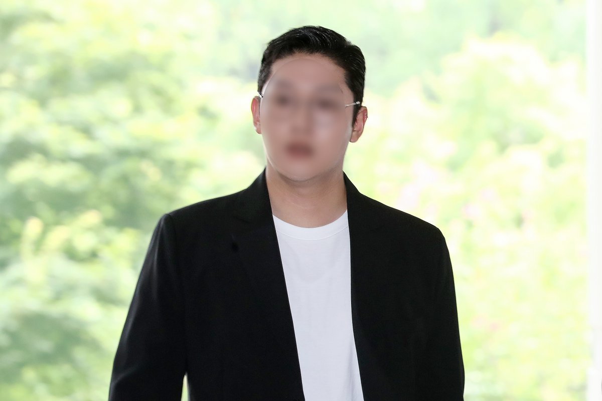 걸그룹 ‘카라’ 출신 구하라씨를 폭행하고 불법 촬영한 혐의로 재판에 넘겨진 전 남자친구 최종범씨가 18일 오후 서울 서초구 서울중앙지방법원에서 열린 2차 공판에 출석하기 위해 법정으로 들어서고 있다. 2019.07.18. 뉴시스