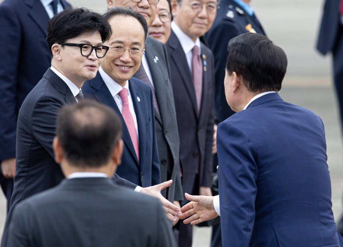 윤석열 대통령이 19일 오전 경기도 성남시 서울공항에서 체코로 출국하기 전 한동훈 국민의힘 대표와 인사하고 있다. 윤 대통령은 이번 체코 방문을 통해 지난 7월 한국수력원자력이 두코바니 신규 원전 건설사업의 우선협상대상자로 선정된 이후 후속 조치에 매진한다는 방침이다. 2024.9.19/뉴스1