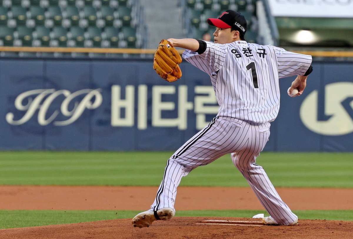 27일 오후 서울 송파구 잠실야구장에서 열린 ‘2024 신한 SOL 뱅크 KBO리그’ KT위즈와 LG 트윈스의 경기 1회초 LG 선발 임찬규가 역투하고 있다. 2024.8.27 뉴스1