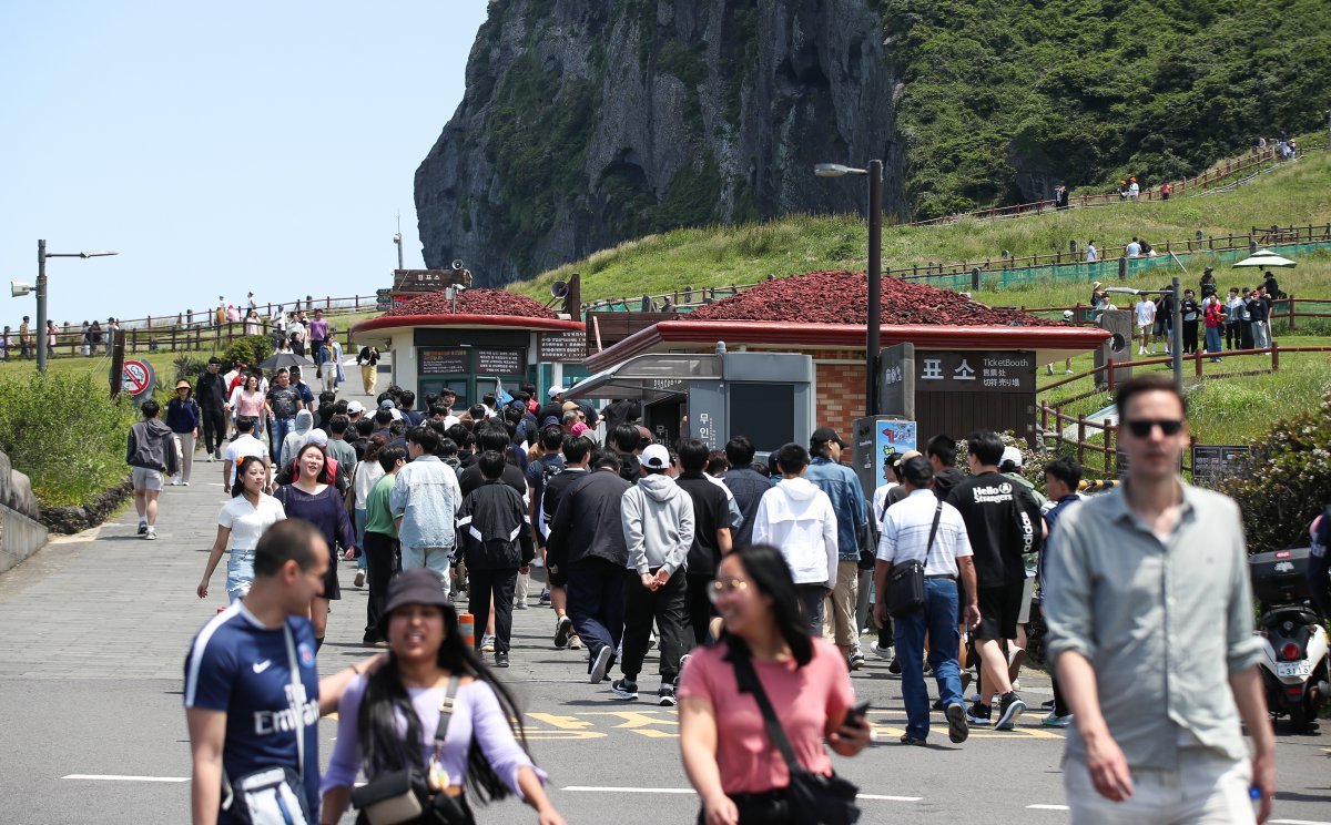 부처님오신날부터 오는 19일까지 닷새간 제주 성산일출봉을 포한함 서울 4대 궁궐(경복궁·창덕궁·덕수궁·창경궁) 등 전국 76곳의 문화재(국가유산)이 무료로 개방된다. 이달 17일 문화재청이 국가유산청으로 바뀌어 출범하는 걸 기념해서다.  화창한 날씨를 보인 13일 오후 제주 서귀포시 성산일출봉에 관광객들의 발걸음이 이어지고 있다. 2024.05.13 서귀포=뉴시스