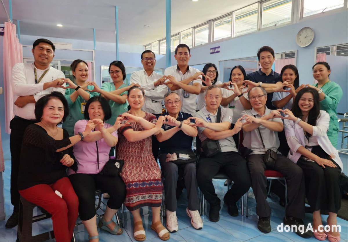 마나도 지역 남아태지회 인도네시아연합회에서 운영하는 삼육병원(Manado adventist hospital) 직원들과 발만사 단원들이 사진을 찍었다.