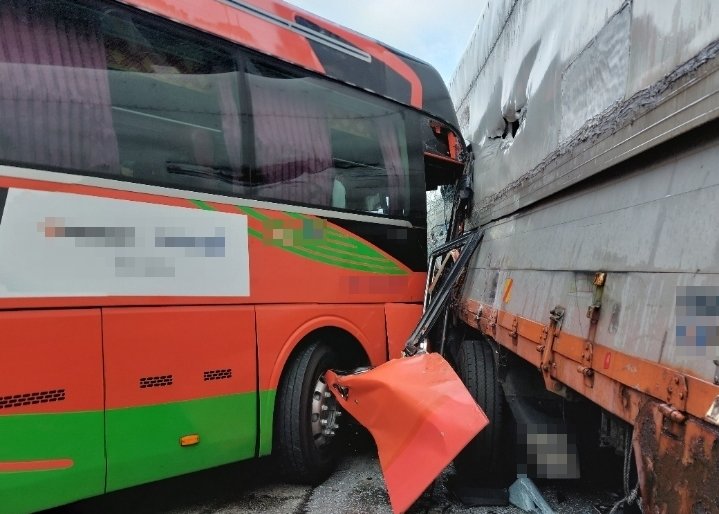 19일 오전 7시 13분께 대전 대덕구 신일동에서 한국타이어 직원을 태운 통근버스가 도롯가에 주차된 화물차 측면을 들이박은 모습. 대전소방본부 제공