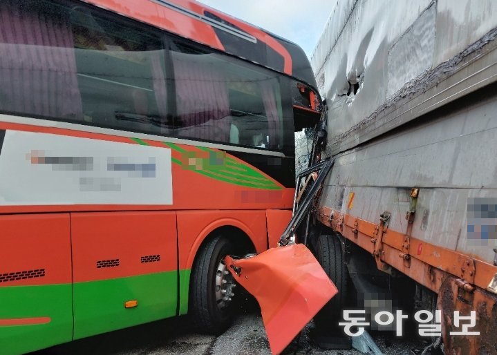 19일 대전 대덕구 신일동 한 도로에서 한국타이어 대전공장 통근버스가 길가에 주차돼 있던 화물차를 들이받아 직원 등 10명이 다쳤다. 경찰조사 결과 버스 운전사 혈중알코올농도는 면허정지 수치 수준이었다. 사진은 사고 모습. 대전소방본부 제공