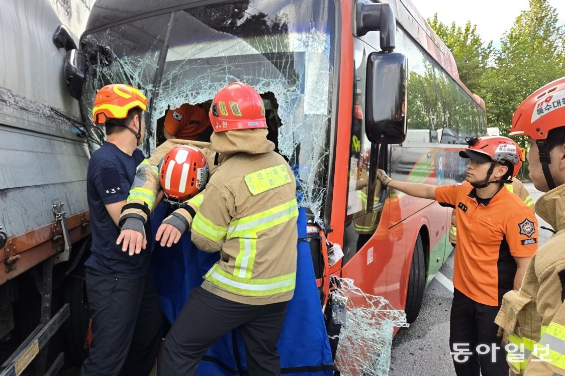 19일 대전 대덕구 신일동 한 도로에서 한국타이어 대전공장 통근버스가 길가에 주차돼 있던 화물차를 들이받아 직원 등 10명이 다쳤다. 경찰조사 결과 버스 운전사 혈중알코올농도는 면허정지 수치 수준이었다. 소방대원들이 차량 앞 유리를 깨고 다친 사람에게 소방헬멧과 방화복을 입힌 채 구조하고 있다. 대전소방본부 제공