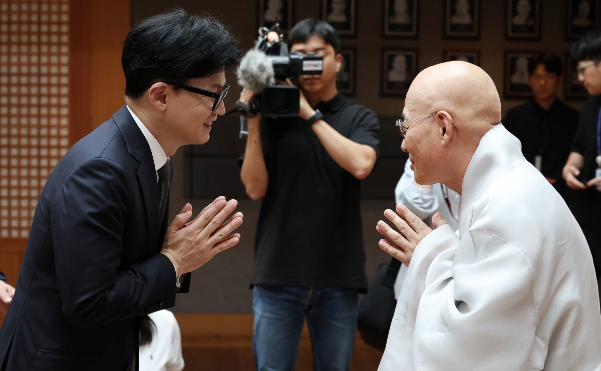 한동훈 국민의힘 대표가 19일 오후 서울 종로구 한국불교역사 문화기념관에서 조계종 총무원장 진우스님과 인사를 나누고 있다. 2024.09.19. 뉴시스