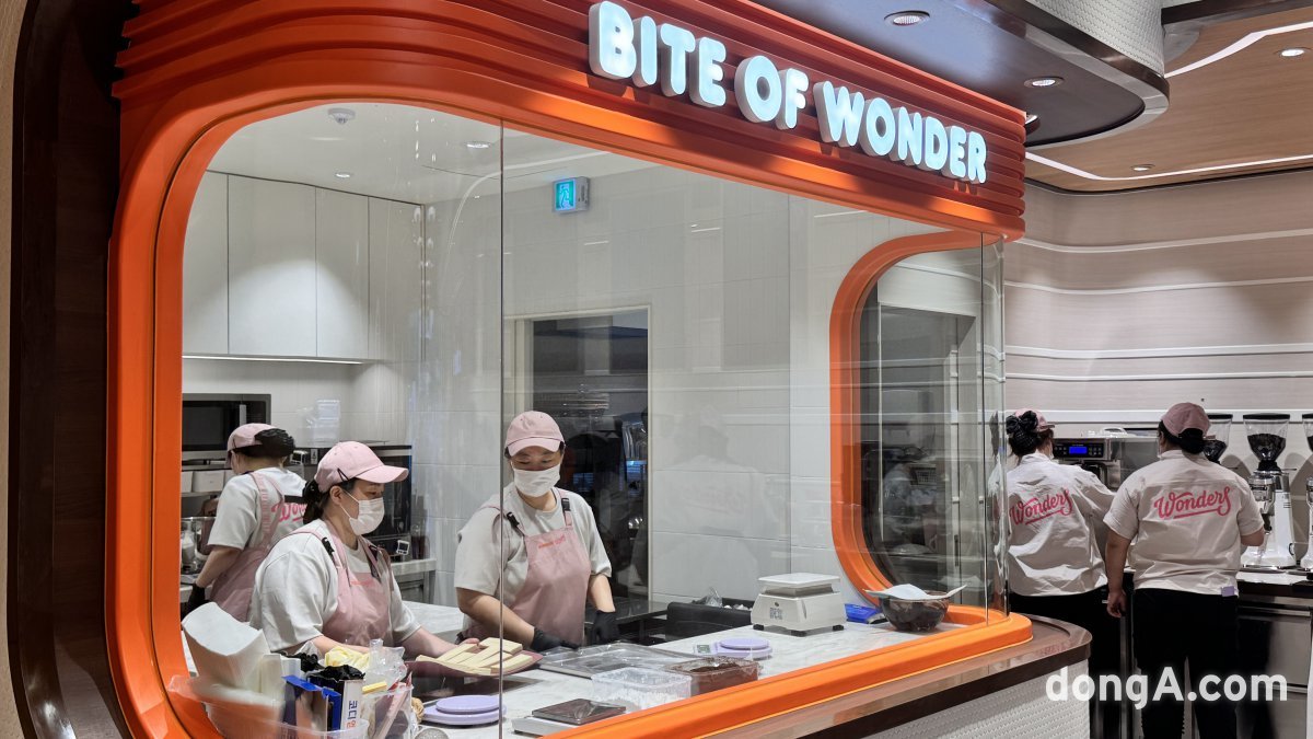 On the first floor of the Dunkin Wonders store, there is an open kitchen called BITE OF WONDER. Reporter Woo-Yeol Yoon cloudancer@donga.com