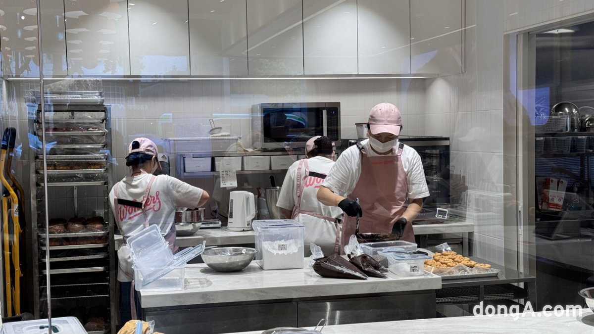 Employees are making donuts in BITE OF WONDER, an open kitchen at a Dunkin Wonders store. Reporter Woo-Yeol Yoon cloudancer@donga.com