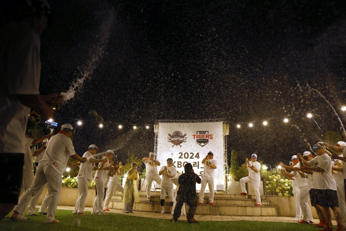 기아 타이거즈 선수들이 샴페인 골든블랑을 들고 2024 KBO 프로야구 정규시즌 우승을 축하하고 있다.