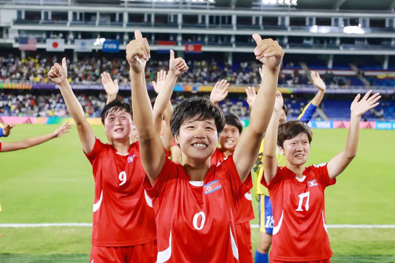 북한 20세 이하(U-20) 여자 축구대표팀 선수들이 19일 미국과의 U-20 월드컵 준결승전에서 1-0 승리를 거두고 결승에 진출한 뒤 기뻐하고 있다. 사진 출처 FIFA 홈페이지