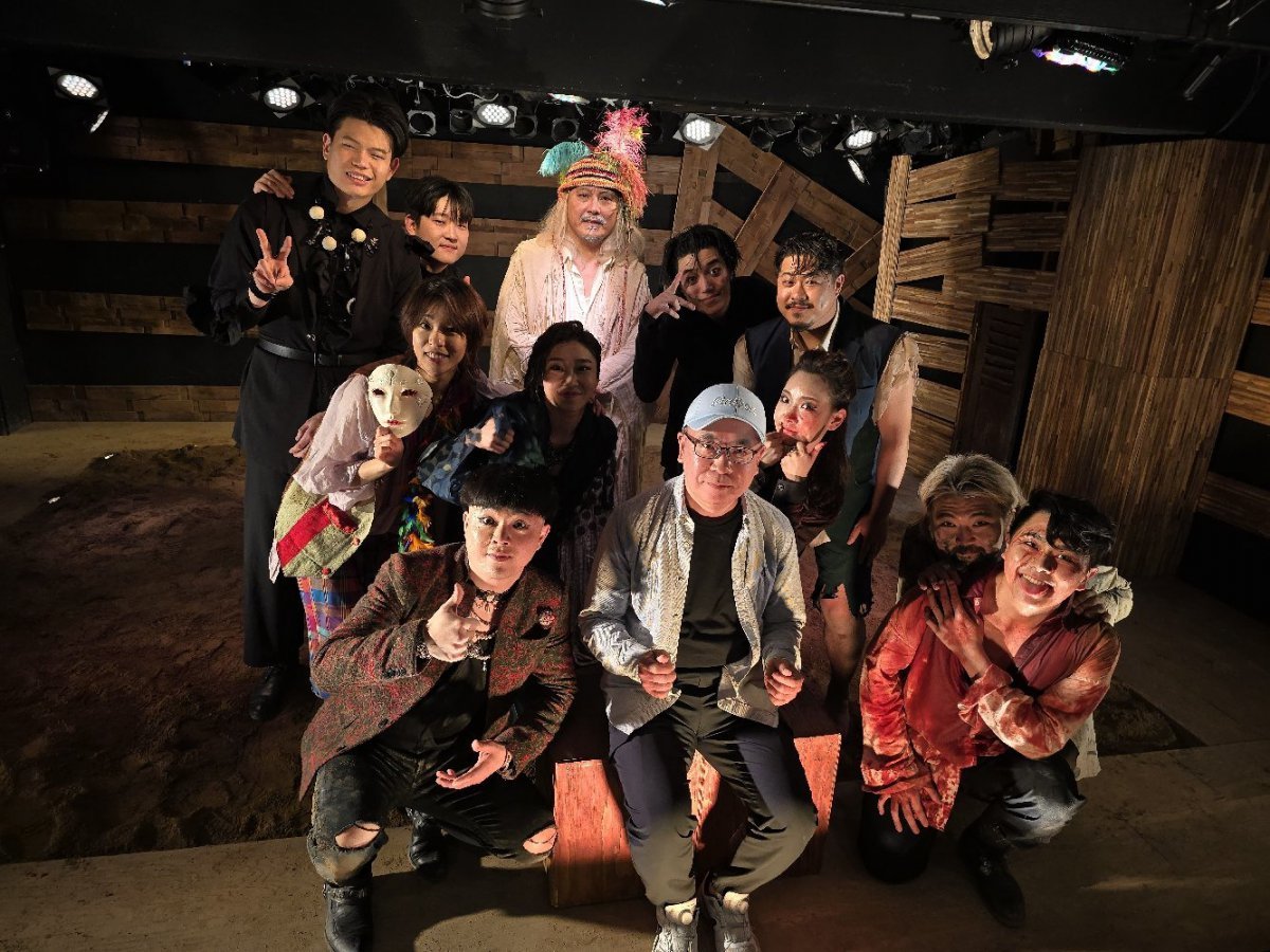 After watching the play, I took a commemorative photo with the cast as an audience member. Courtesy of Jong-Seop Lee