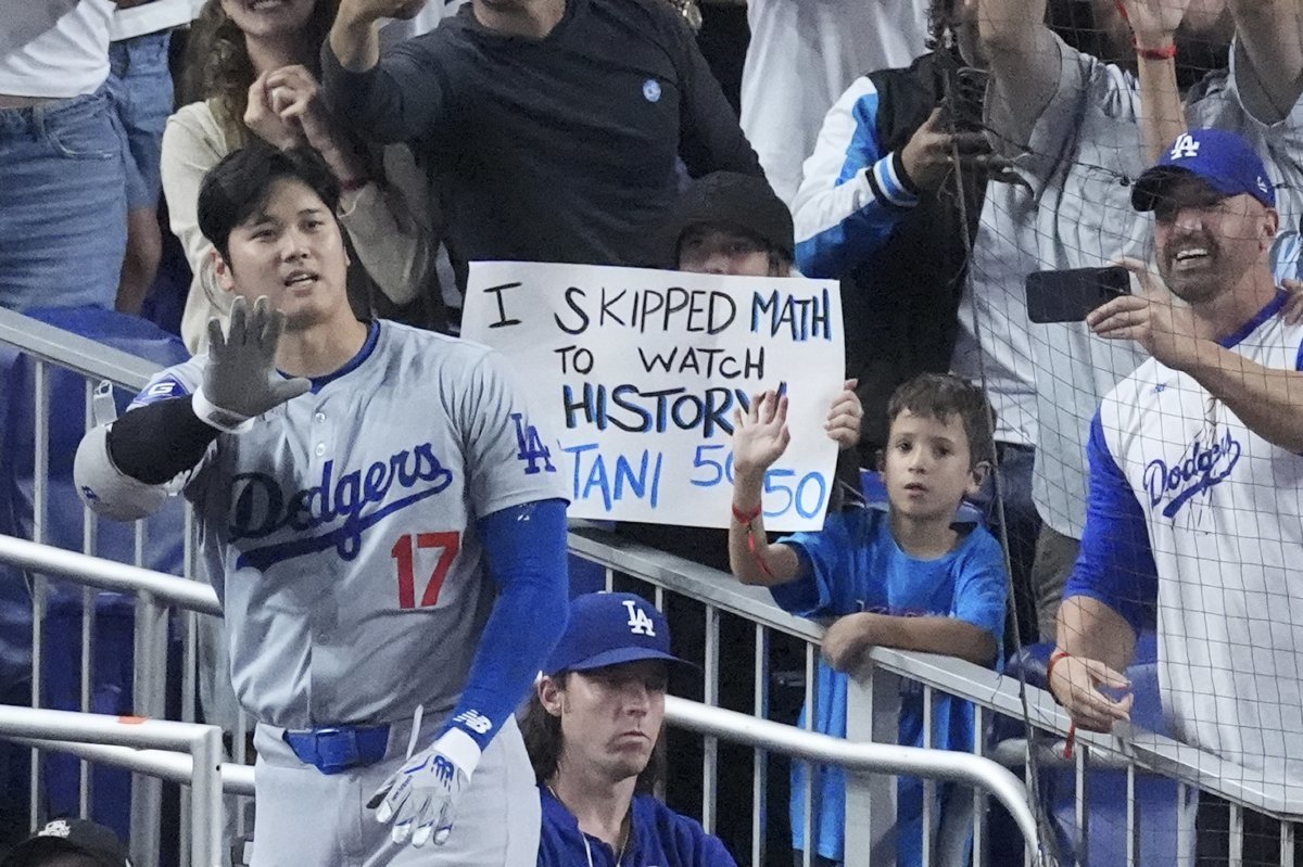 미국프로야구 메이저리그(MLB) 최초 50홈런-50도루를 달성한 뒤 팬들의 환호에 화답하는 오타니 쇼헤이.마이애미=AP 뉴시스