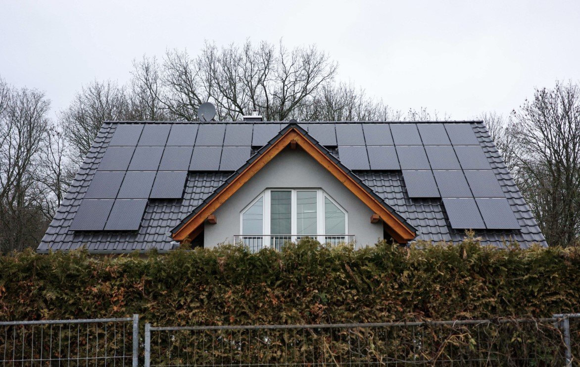 A German house covered with solar panels on its roof. Recently, in Germany, the number of houses with solar panels installed not only on the roofs of houses but also on the balcony railings of apartment buildings and garden fences of houses has increased significantly. This is due to the energy shortage and the plummeting price of Chinese solar panels. AP Newsis