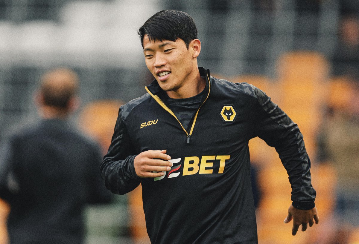 WOLVERHAMPTON, ENGLAND - SEPTEMBER 15: Hwang Hee-Chan of Wolverhampton Wanderers looks on during the warm up prior to  the Premier League match between Wolverhampton Wanderers FC and Newcastle United FC at Molineux on September 15, 2024 in Wolverhampton, England. (Photo by Jack Thomas - WWFC/Wolves via Getty Images)