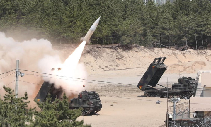 북한이 25일 동해상에 ICBM(대륙간탄도미사일)을 발사한 것으로 알려진 가운데 한미 군 당국이 동해상으로 미사일을 발사하며 대응에 나섰다. 주한미군 측은 이날 보도자료를 내고 “한미 연합군의 위기 대응 능력을 입증하기 위해 미군과 한국군이 미사일을 발사했다”고 밝혔다. 사진은 미군의 ATACMS가 발사되는 모습. (사진=합동참모본부 제공) 2022.05.25.