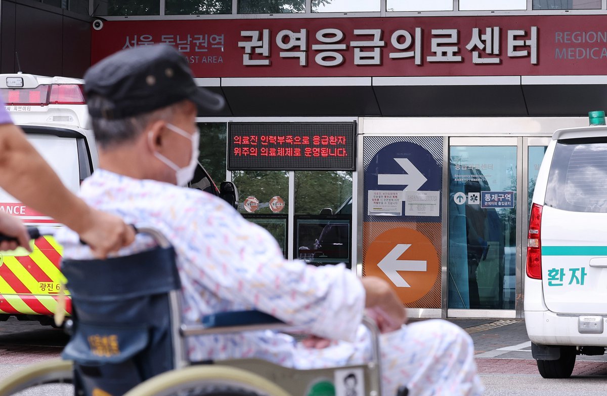 19일 서울의 한 대학병원 응급실 앞으로 환자가 지나가고 있다. 2024.9.19/뉴스1