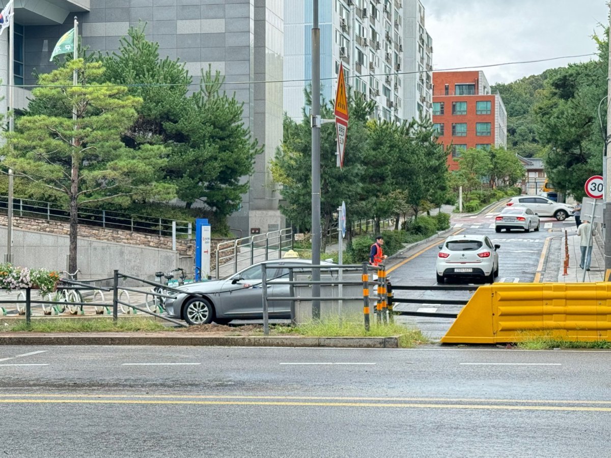 건너편 도로에서 달려온 승용차는 중앙분리대를 넘어 그대로 햄버거 가게로 돌진했다. 뉴스1