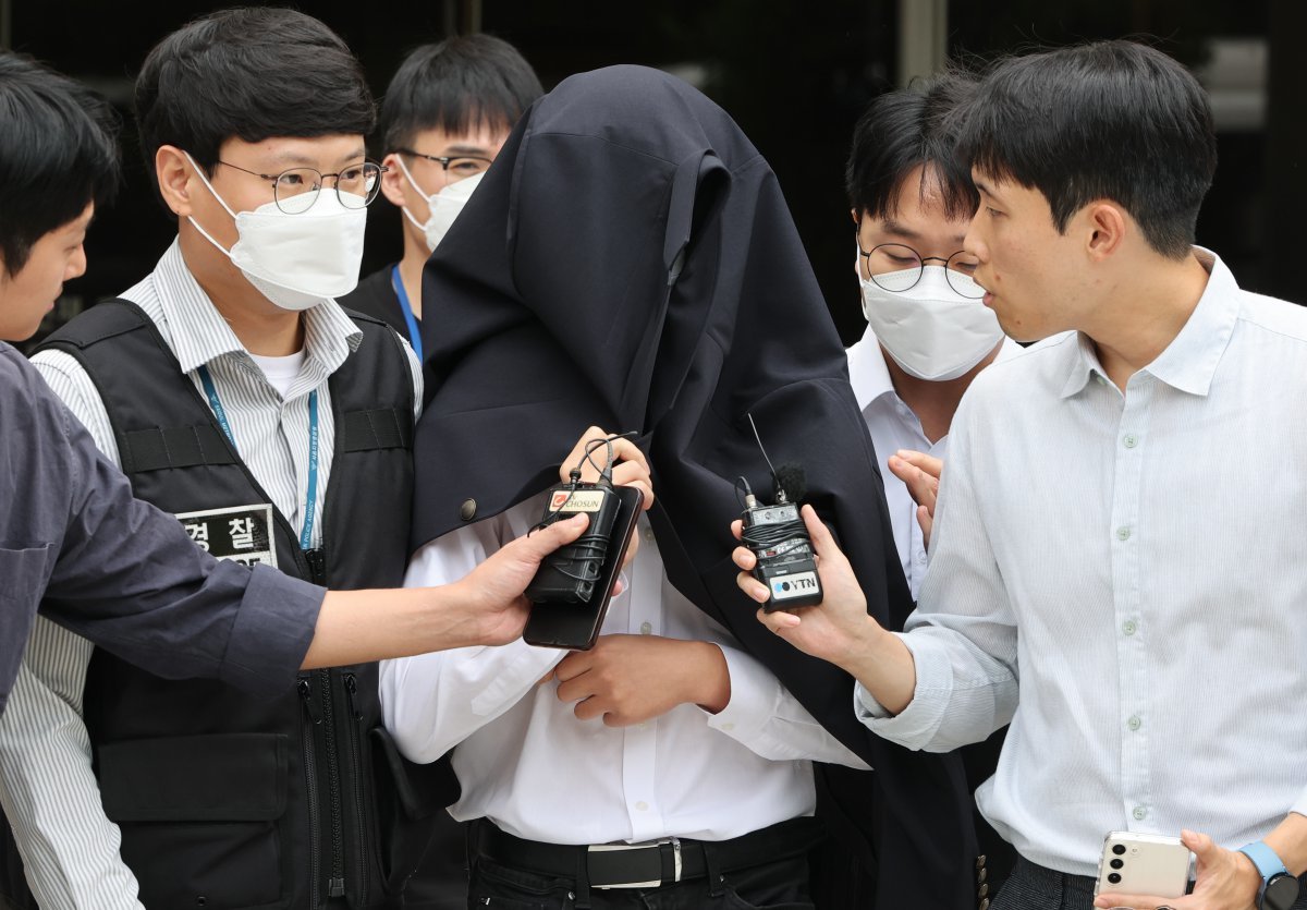 의료계 집단행동에 동참하지 않은 의사 및 의대생의 블랙리스트 ‘감사한 의사’를 유포한 혐의를 받는 사직 전공의 A씨가 20일 서울 서초구 서울중앙지방법원에서 열린 구속 전 피의자 심문(영장실질심사)을 마친 뒤 법정을 나서고 있다. 2024.09.20 [서울=뉴시스]