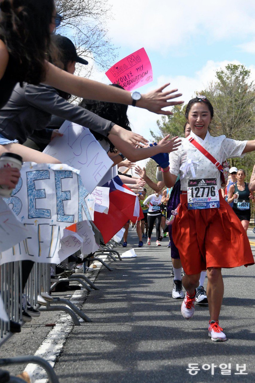 Mok Young-ju runs in the 2019 Boston Marathon wearing a modified hanbok. Courtesy of Mok Young-ju.