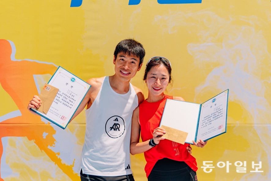 Ms. Mok Young-ju (right) and her husband, Mr. Lee Byeong-do, pose after winning medals at the same marathon. Courtesy of Ms. Mok Young-ju.