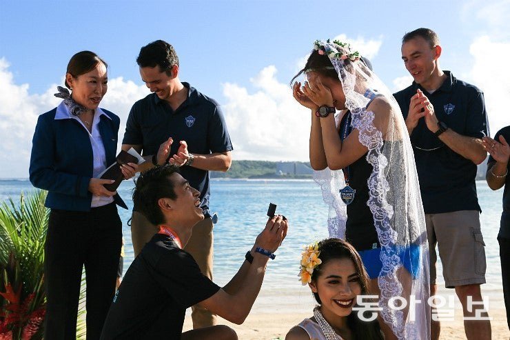 Mok Young-ju (right) receiving a proposal from her husband Lee Byeong-do after running the 2017 Guam Marathon together. Courtesy of Mok Young-ju.