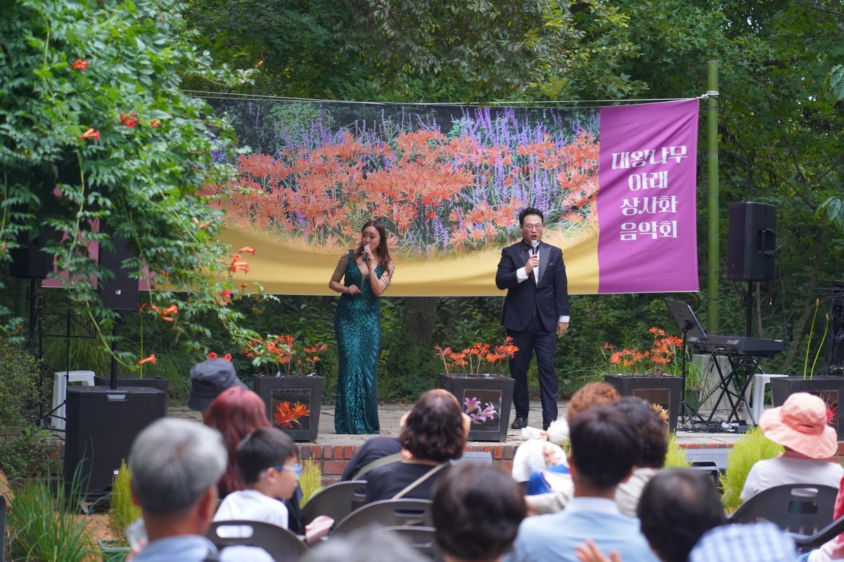 The 'Music Concert Under the King Tree' at Gicheongsan Botanical Garden, enjoyed by over 200 people on the 14th of this month. Courtesy of Gicheongsan Botanical Garden